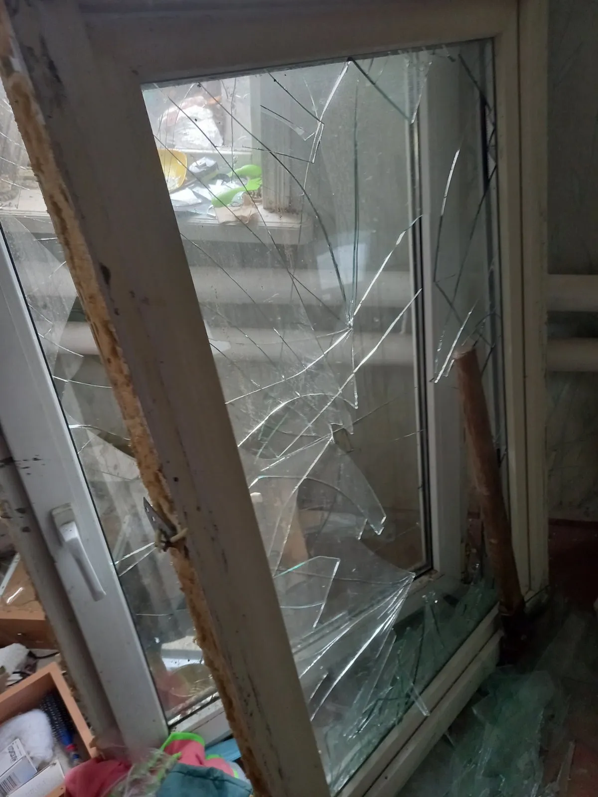 оккупанты избили окна в доме