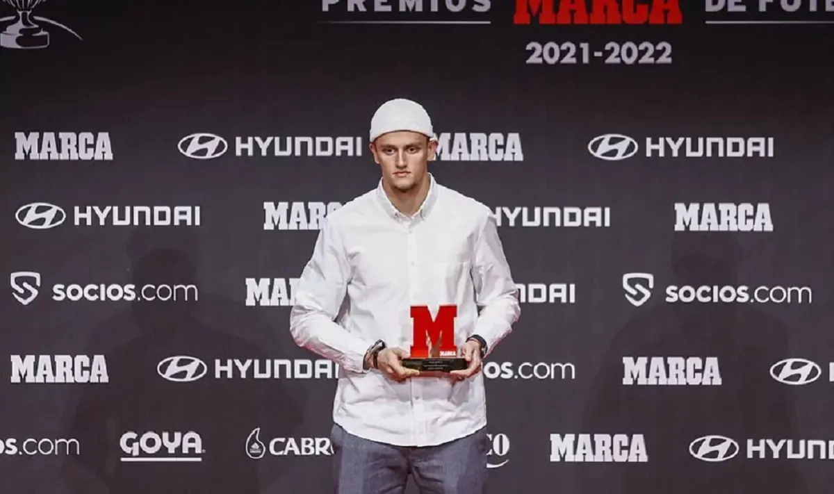 Микита Федотов із нагородою від Marca