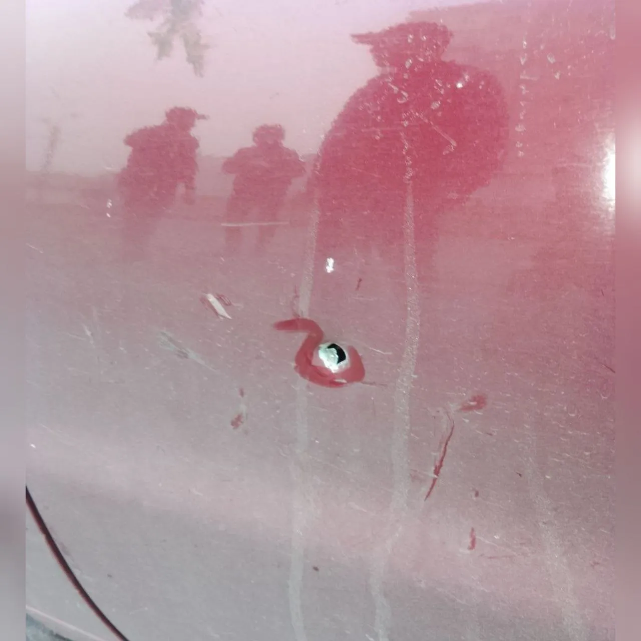 Дыры в кузове машины коллаборантки в Мелитополе Дыры в кузове машины коллаборантки в Мелитополе