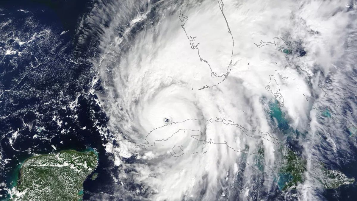 Ураган "Ян" перетворився в небезпечний шторм четвертої категорії
