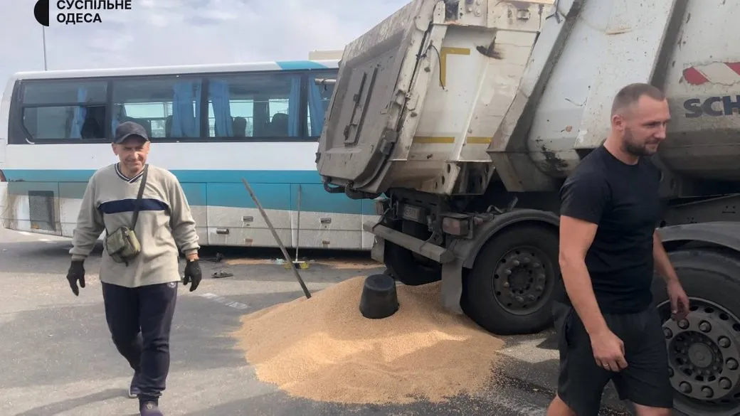 Зіткнулися вантажівка та автобус