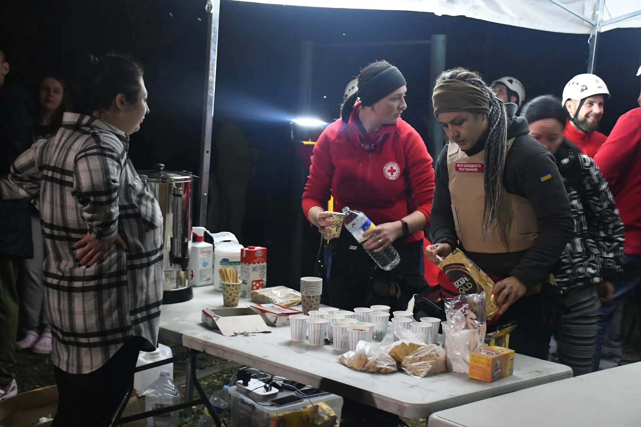 Волонтери допомагали місцевим мешканцям Волонтери допомагали місцевим мешканцям