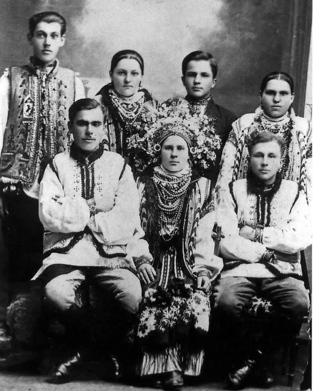 Українці у весільному вбранні