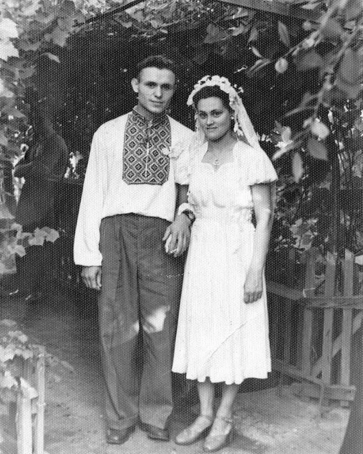 Українці у весільному вбранні