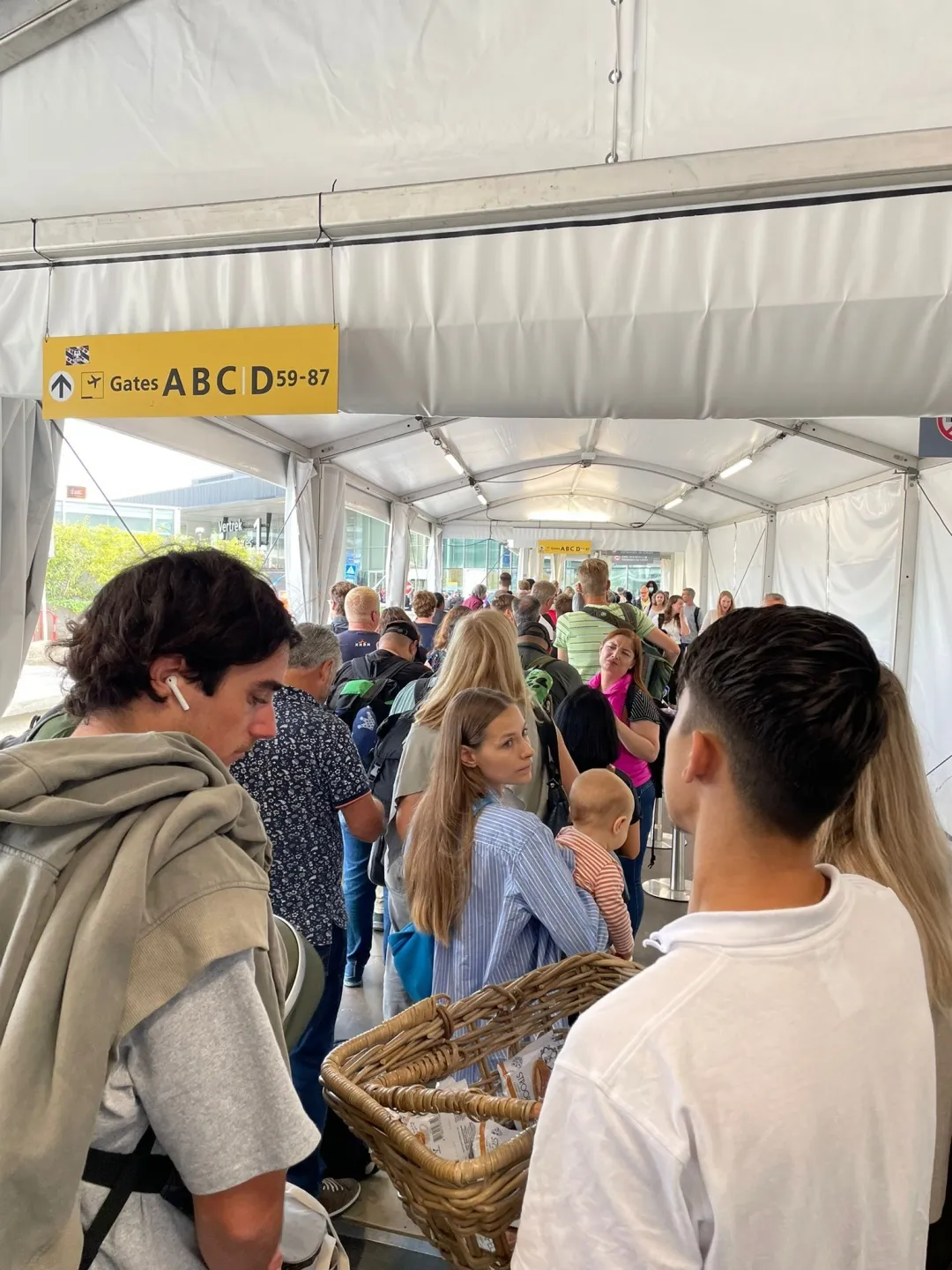 В аеропорту Амстердама багатогодинні черги В аеропорту Амстердама багатогодинні черги