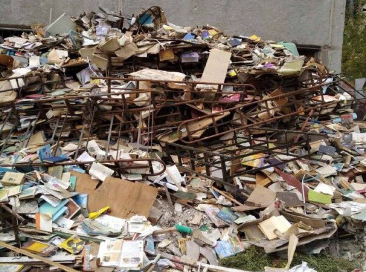 Мариуполь сейчас - россияне массово уничтожали украинские учебники - 24 канал - Образование