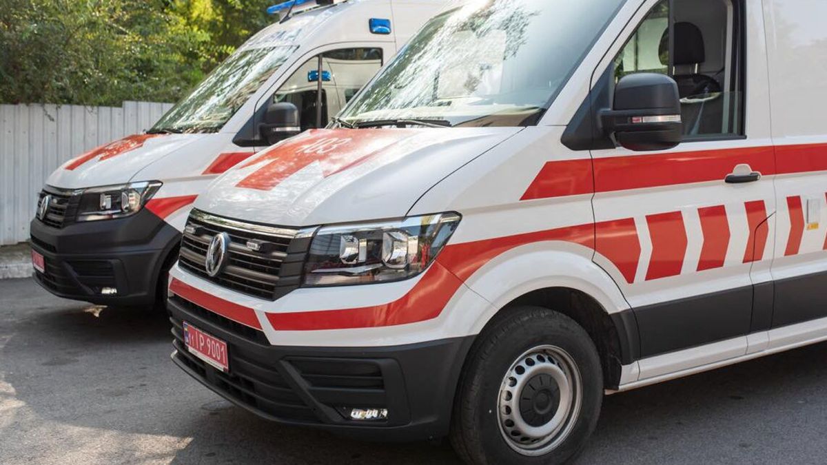 Фонд Виктора Пинчука передал медикам Днепра современные "скорые" и наборы для неотложной помощи Фонд Виктора Пинчука передал медикам Днепра современные "скорые" и наборы для неотложной помощи