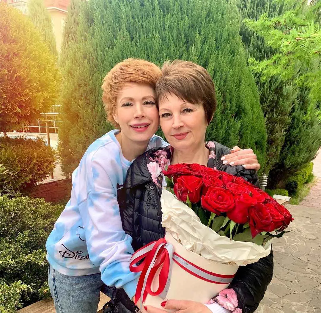 Олена-Крістіна Лебідь з мамою