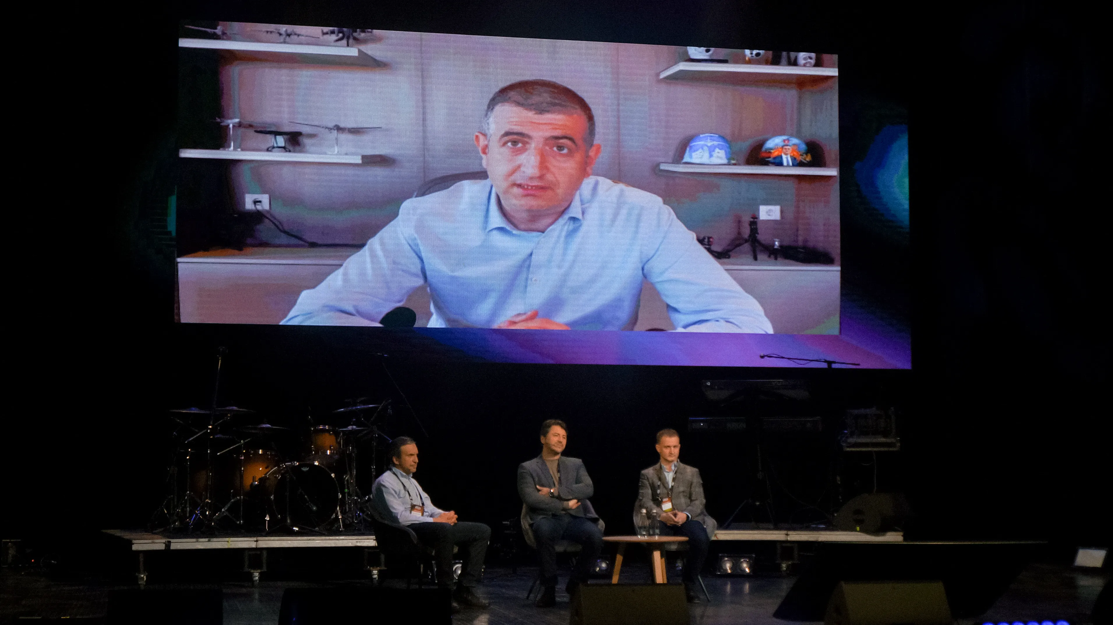 Халук Байрактар (через відеозв'язок із Туреччини), Павло Шеремета, Сергій Притула й Тарас Чмут на IT Arena 2022 Халук Байрактар (через відеозв'язок із Туреччини), Павло Шеремета, Сергій Притула й Тарас Чмут на IT Arena 2022