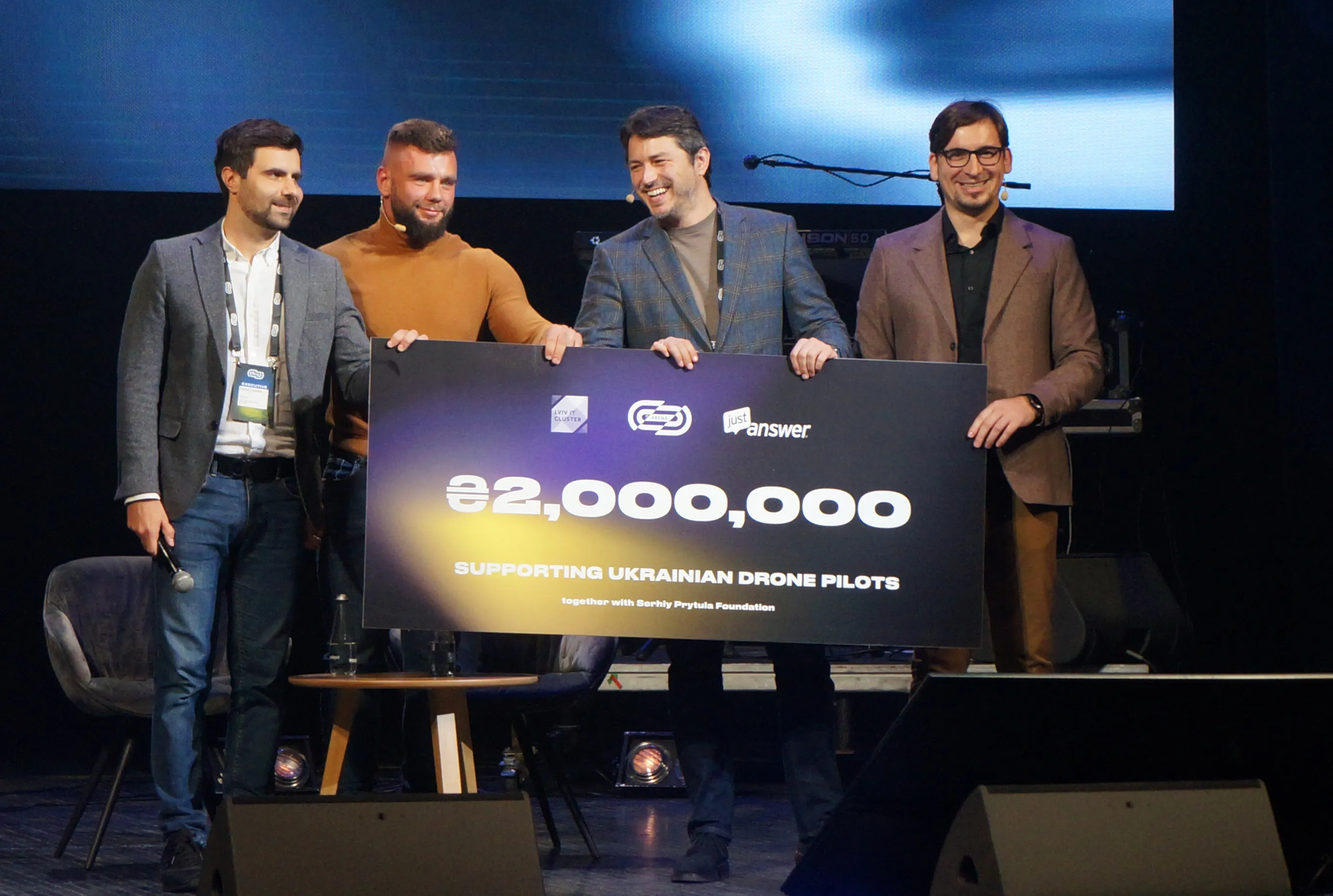 Львівський IT-кластер передав 2 мільйони гривень Сергієві Притулі на 11 дронів для його фонду Львівський IT-кластер передав 2 мільйони гривень Сергієві Притулі на 11 дронів для його фонду