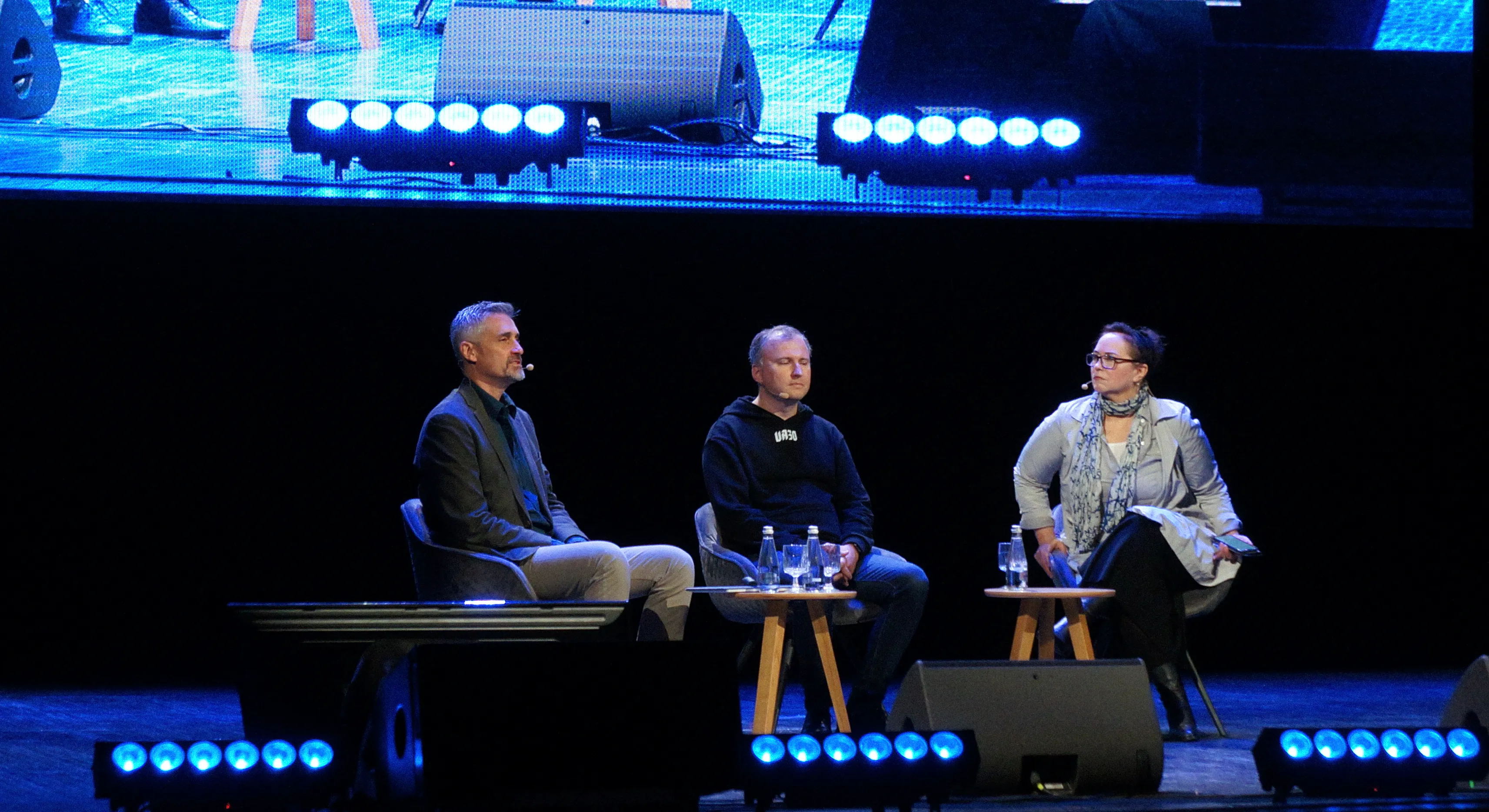 Віктор Жора (заступник Голови Державної служби з питань захисту інформації та інформатизації), Кеннет Гірс (аналітик із зовнішніх комунікацій компанії Very Good Security) та Кім Зеттер під час дискусії Віктор Жора (заступник Голови Державної служби з питань захисту інформації та інформатизації), Кеннет Гірс (аналітик із зовнішніх комунікацій компанії Very Good Security) та Кім Зеттер під час дискусії