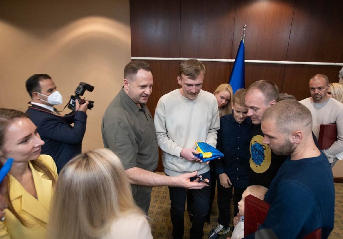 Командири з "Азовсталі" передали Зеленському прапор з їхніми підписами Командири з "Азовсталі" передали Зеленському прапор з їхніми підписами