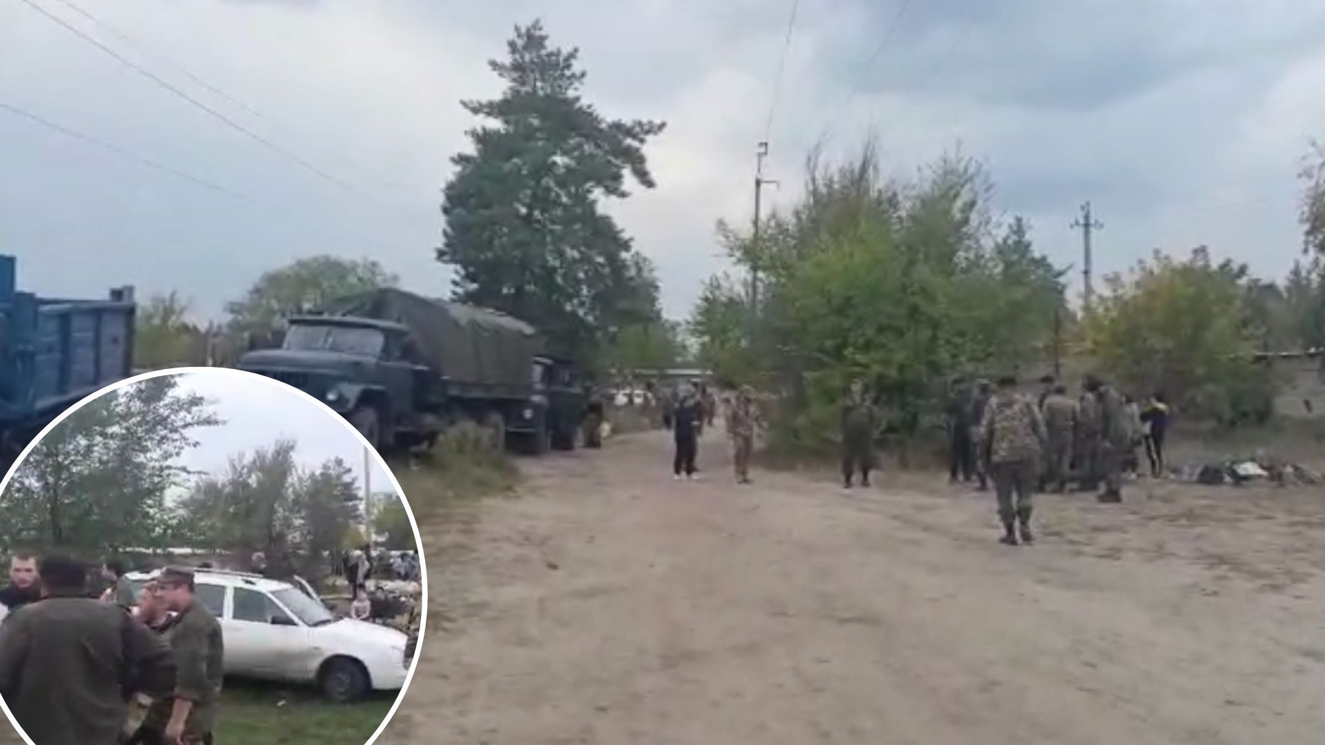 Мобілізовані з Луганщини вийшли з Лимана і стоять на трасі, бо далі росіяни їх не впускають Мобілізовані з Луганщини вийшли з Лимана і стоять на трасі, бо далі росіяни їх не впускають