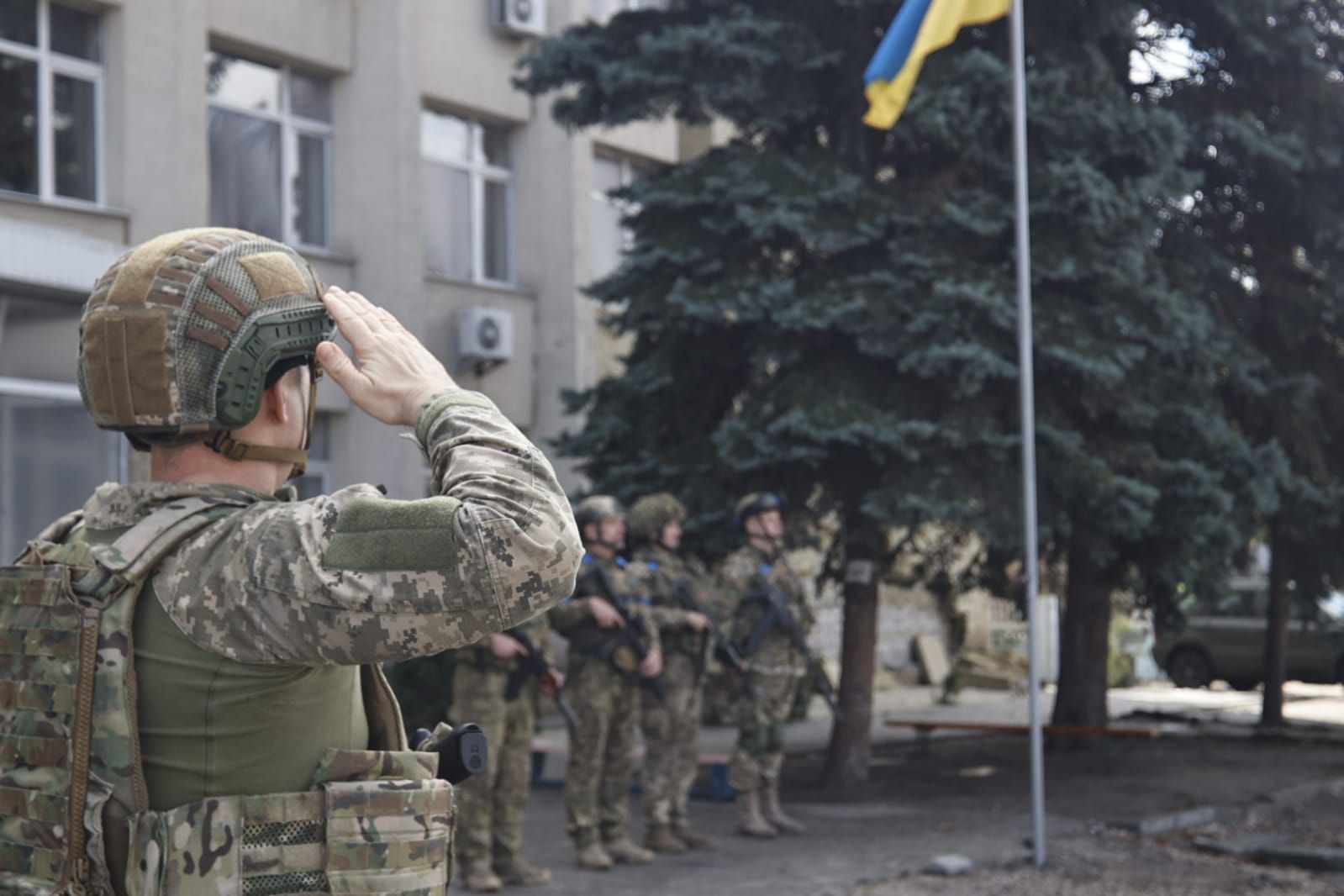 Наши военные подняли флаг над Лиманом