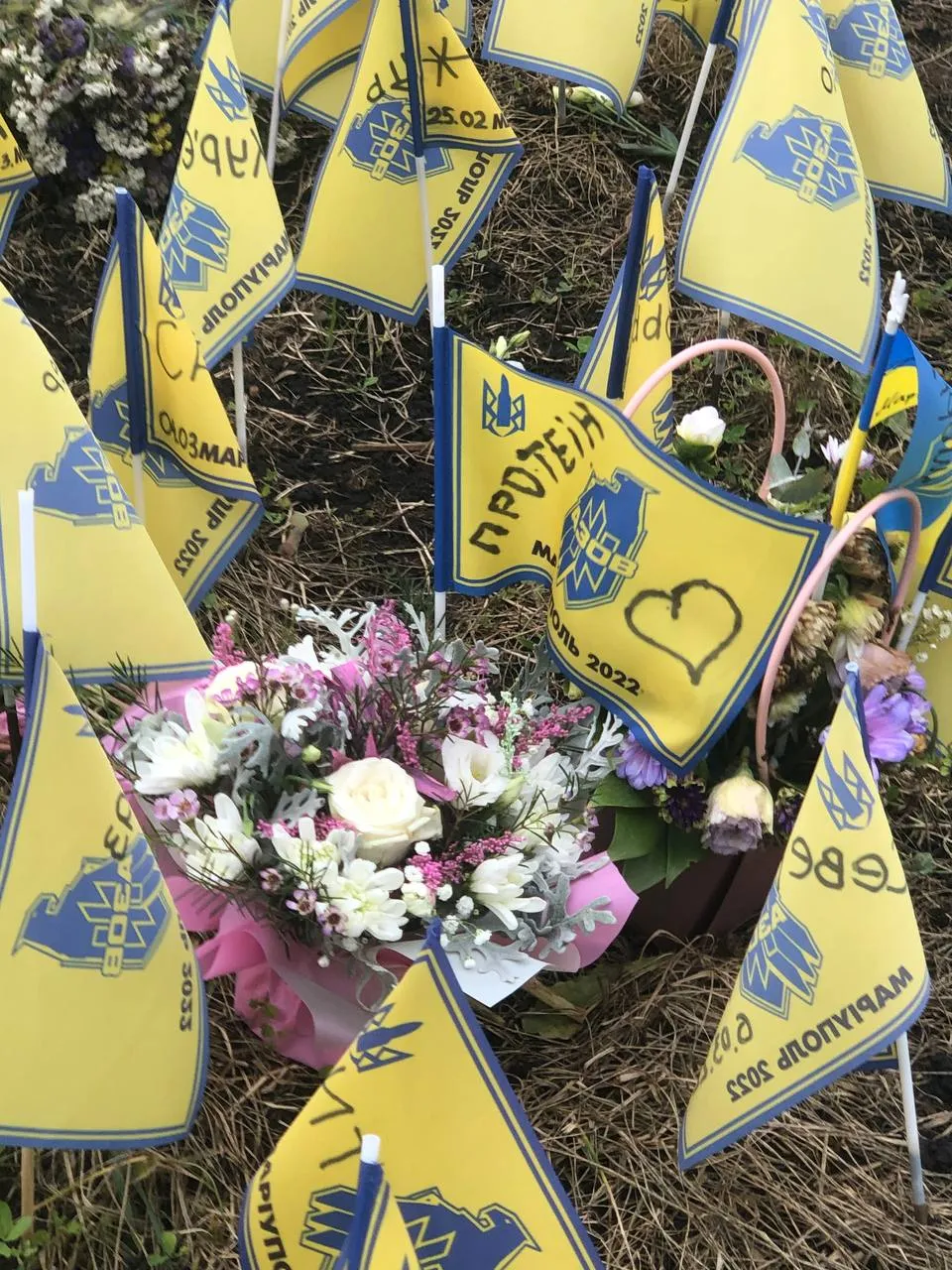 Флаги в честь погибших бойцов Флаги в честь погибших бойцов