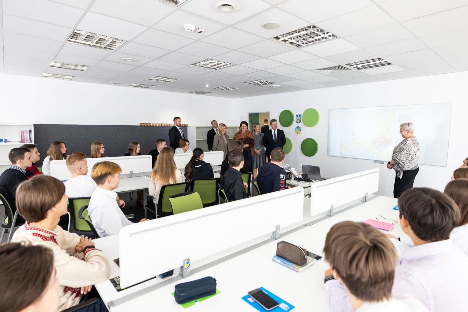 Зеленская показала, как функционирует украинская школа Материнка в Варшаве Зеленская показала, как функционирует украинская школа Материнка в Варшаве