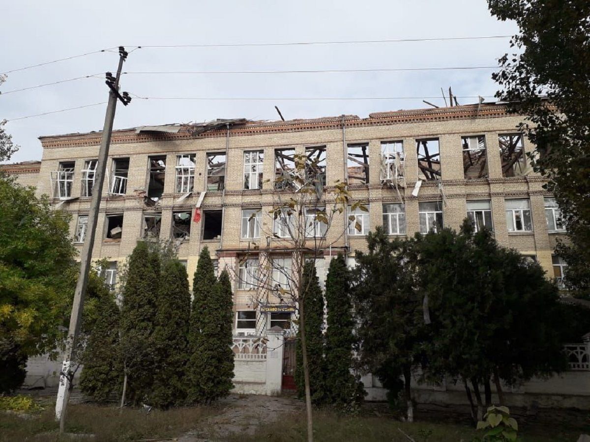 Херсон вибухи - у Херсоні прилетіло по інтернату, де базувались окупанти Херсон вибухи - у Херсоні прилетіло по інтернату, де базувались окупанти