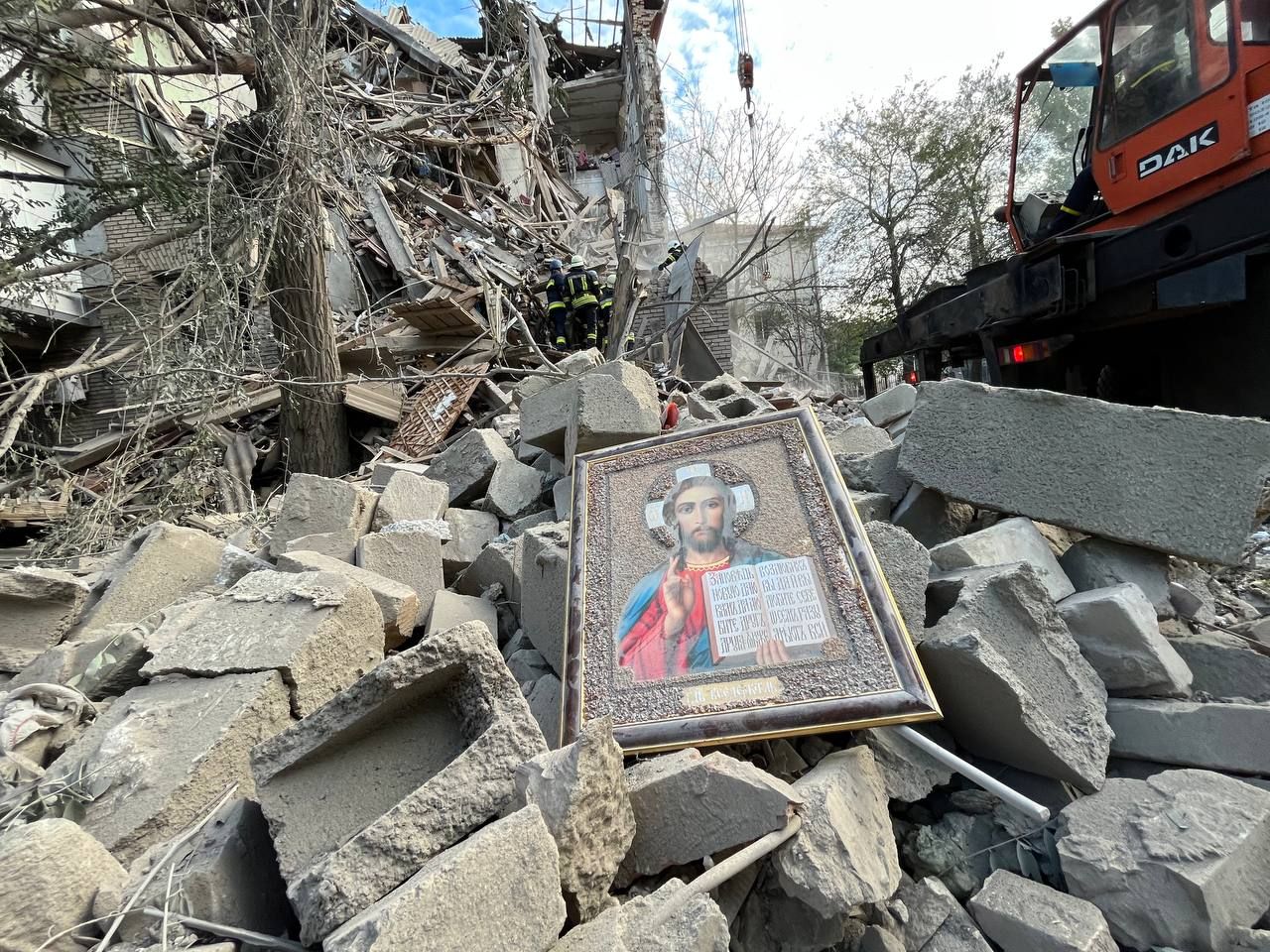 Ракетний удар по Запоріжжю - рятувальник виніс ікону з місця вибуху Ракетний удар по Запоріжжю - рятувальник виніс ікону з місця вибуху