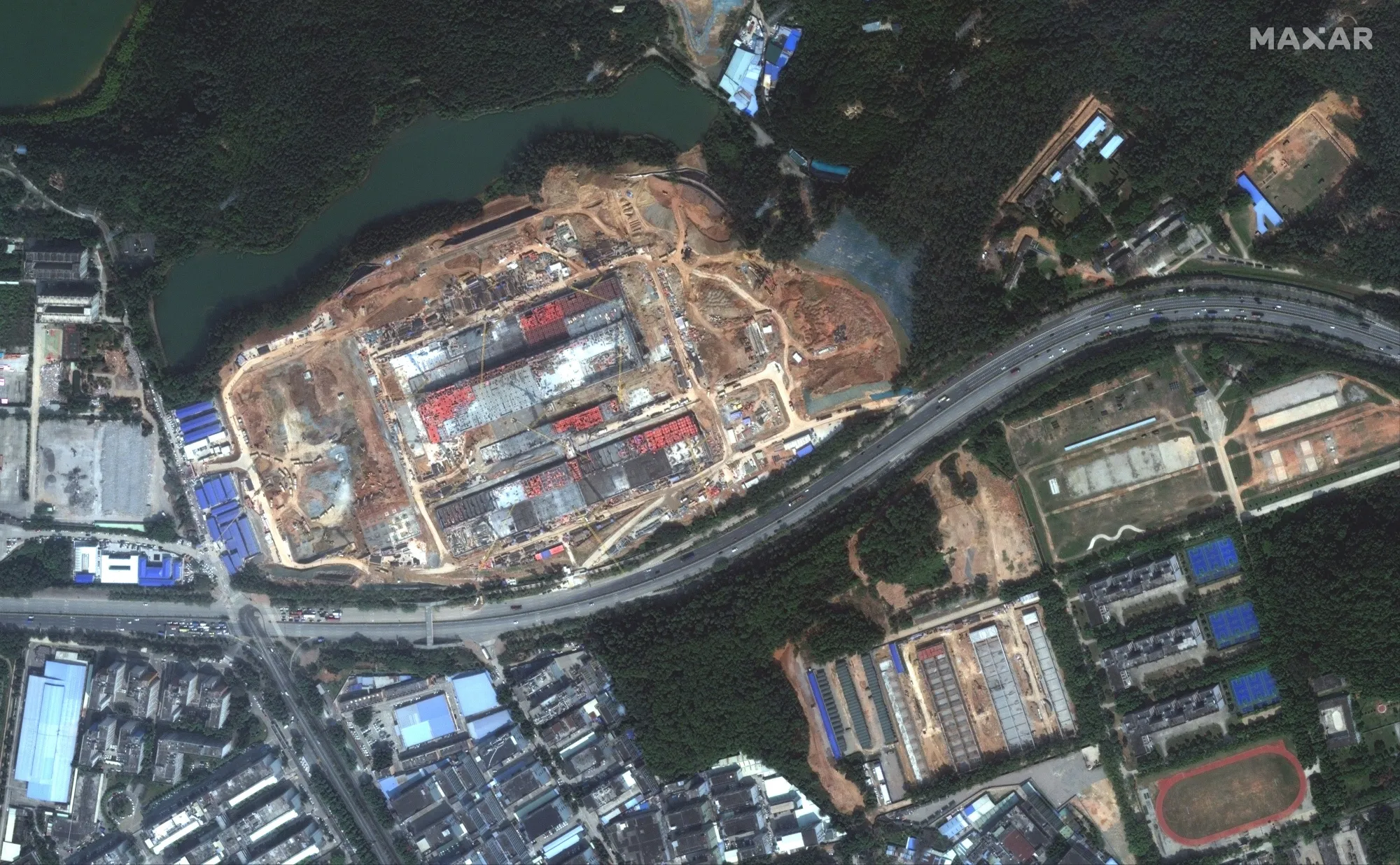 Супутниковий знімок заводу з виробництва мікросхем Pengxinwei IC Manufacturing, зроблений у березні, демонструє хід будівництва