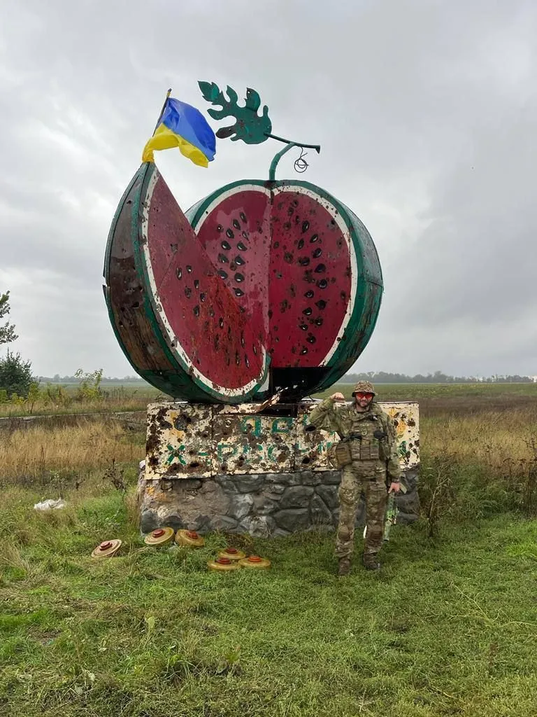 ЗСУ підняли прапор України над скульптурою 