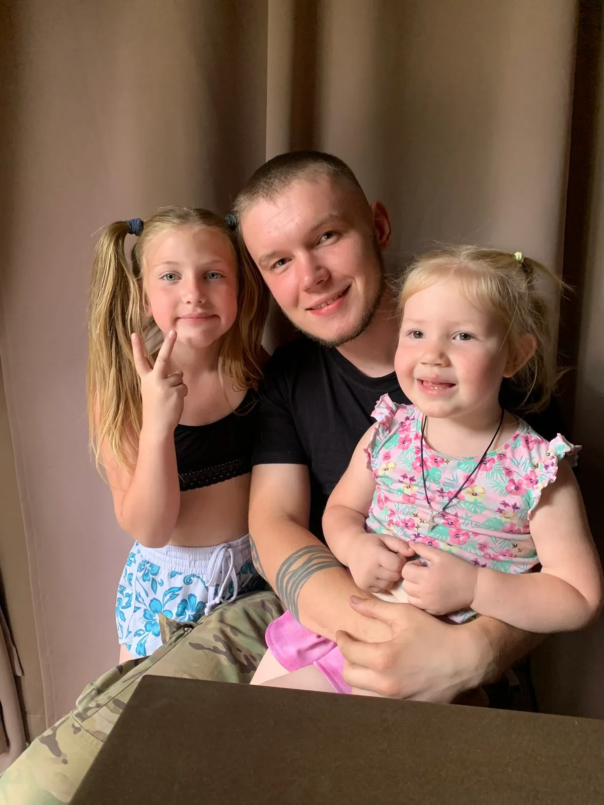 Муж Юлии с дочками Муж Юлии с дочками