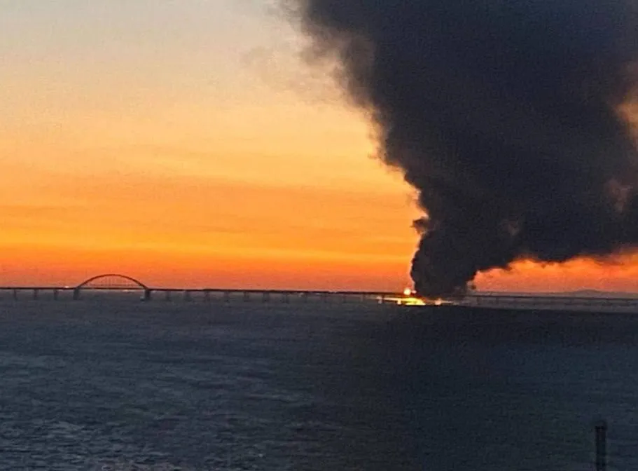 На фоне восхода загорелся Крымский мост