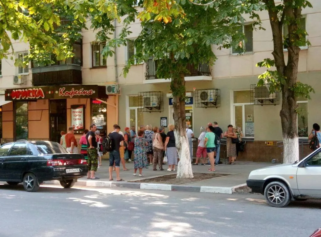 После взрывов в Крыму, пропали наличные в Симферополе После взрывов в Крыму, пропали наличные в Симферополе