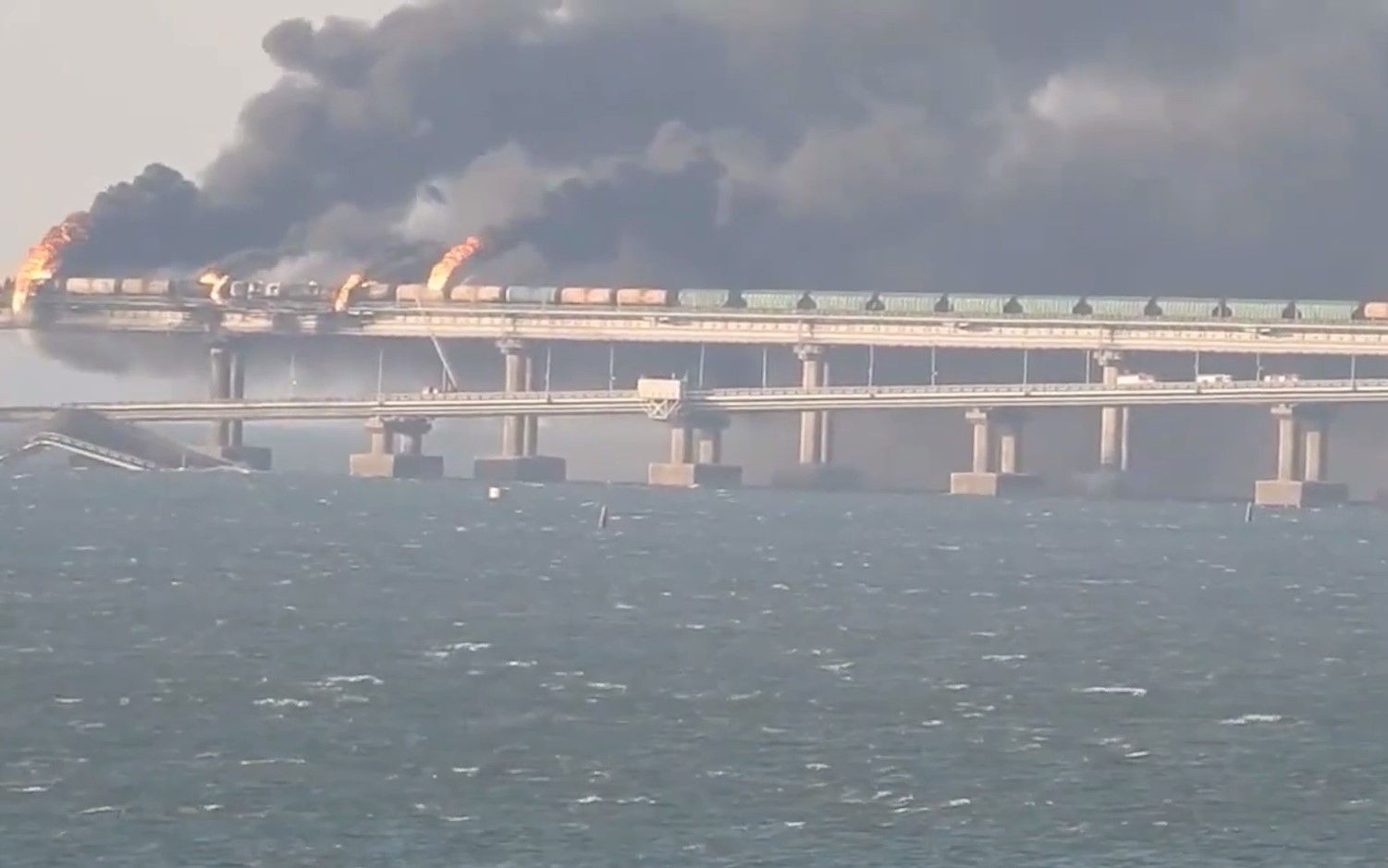 Росіяни обіцяють відновити колію Кримського мосту сьогодні Росіяни обіцяють відновити колію Кримського мосту сьогодні