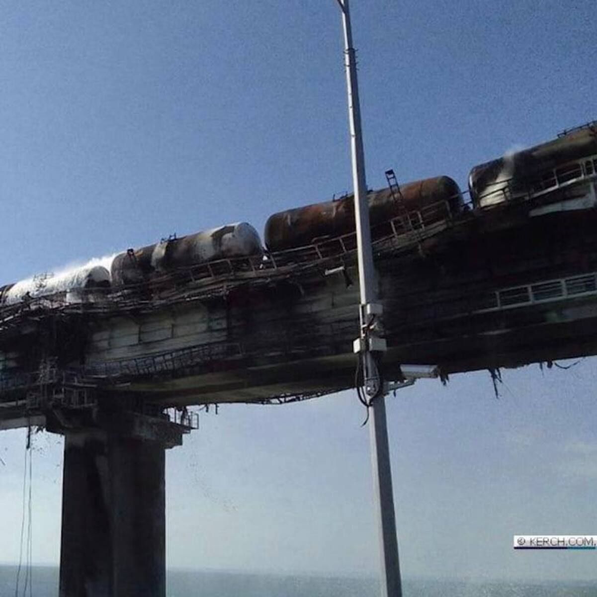 Росіяни показали нові фото й відео Кримського моста після вибуху