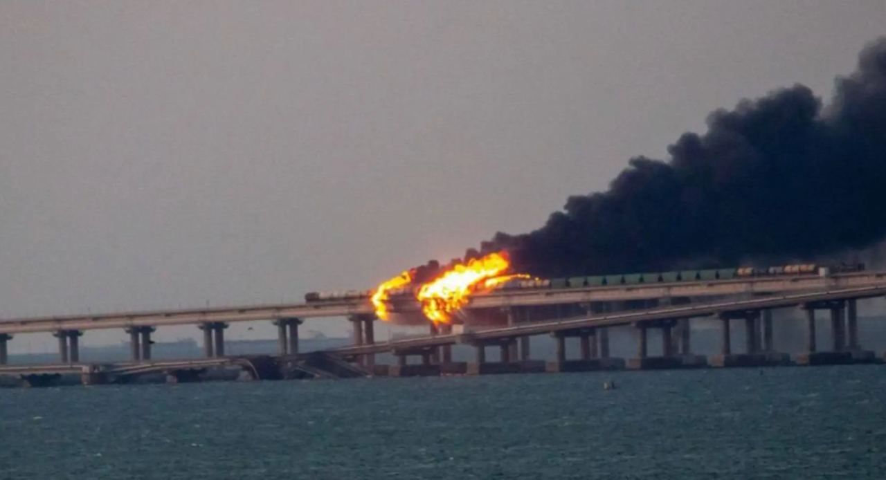Крымский мост горел утром 8 октября Крымский мост горел утром 8 октября