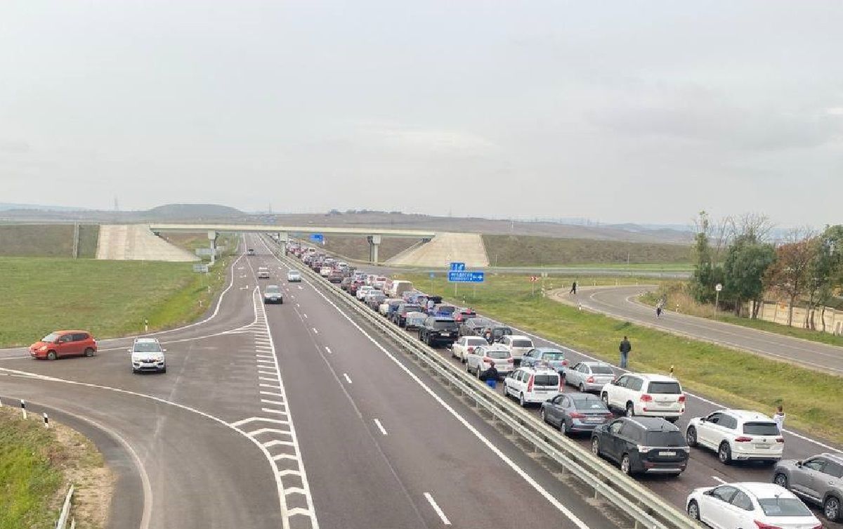 Возле Крымского моста большая очередь из автомобилей Возле Крымского моста большая очередь из автомобилей