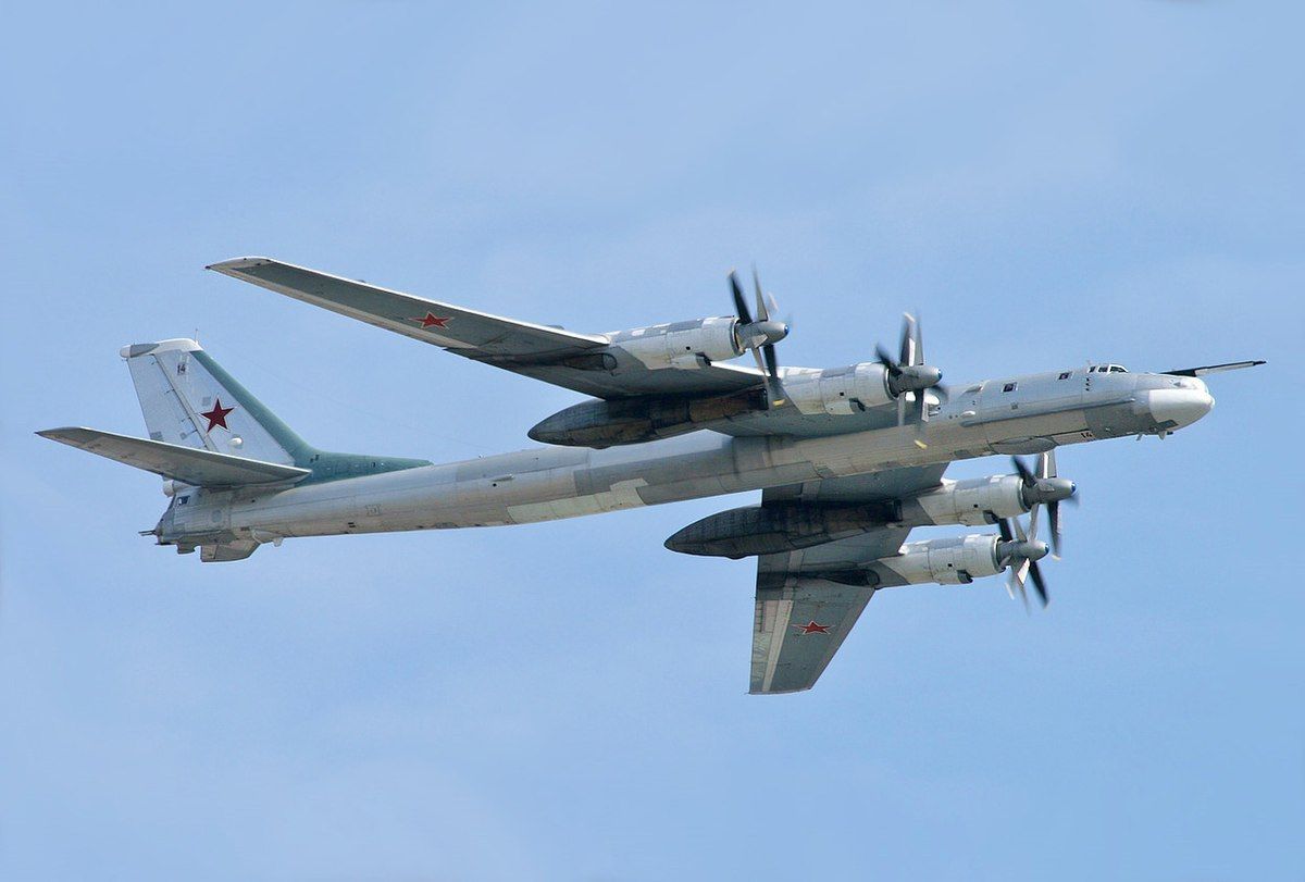 Ракетні удари по Україні - дві групи літаків Ту-95 летять на пусковий рубіж в Астрахані