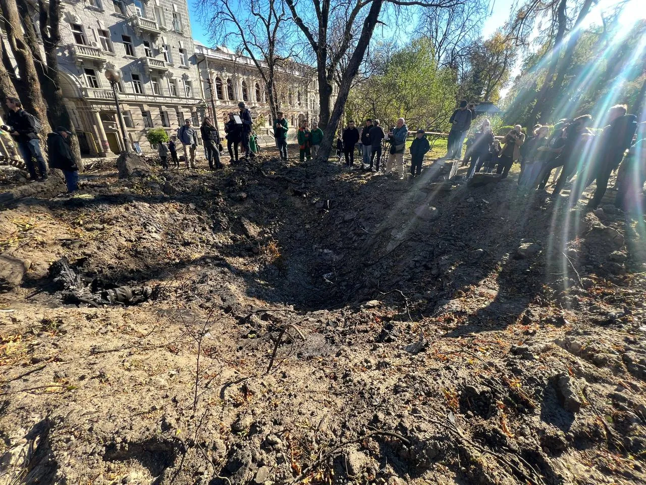 Вырва на детской площадке в Киеве