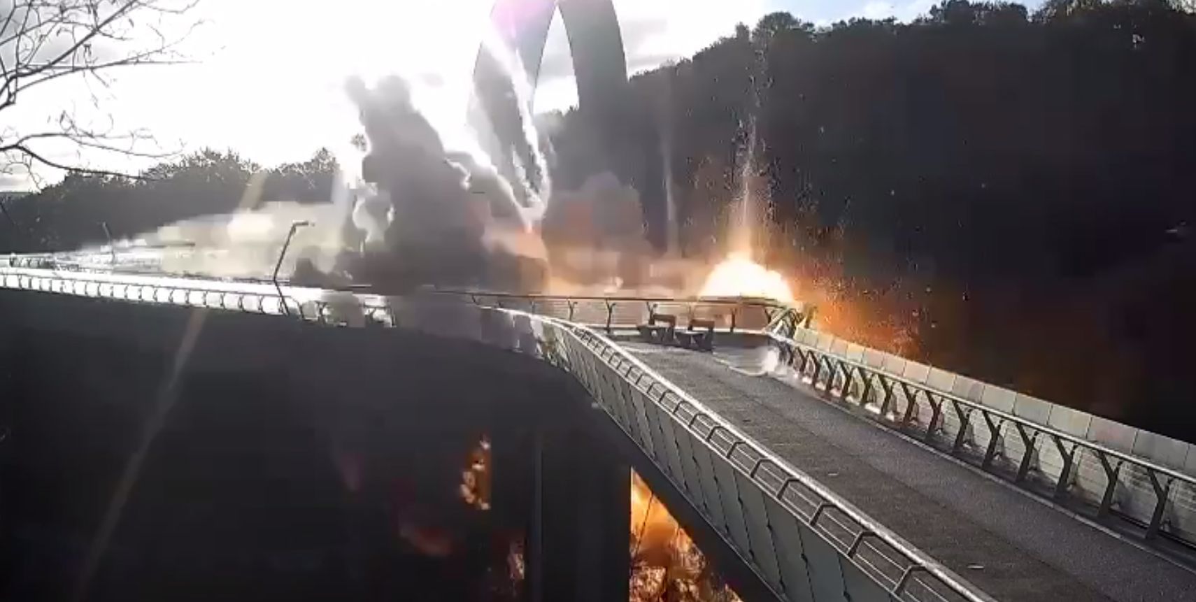 Удар по Київському скляному мосту