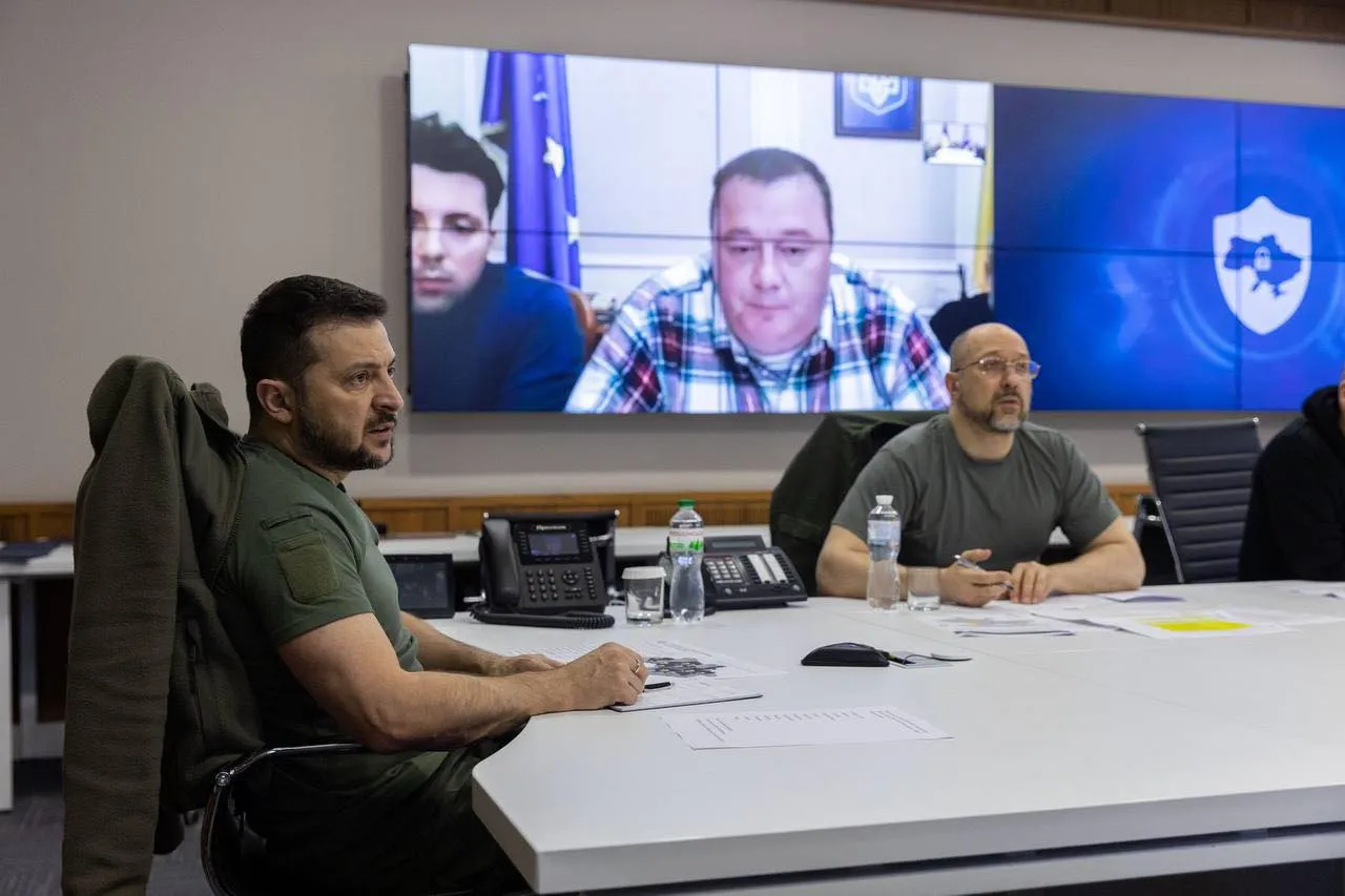 Президент України Володимир Зеленський провів нараду з питань відновлення зв’язку та енергопостачання 10 жовтня 2022 Президент України Володимир Зеленський провів нараду з питань відновлення зв’язку та енергопостачання 10 жовтня 2022