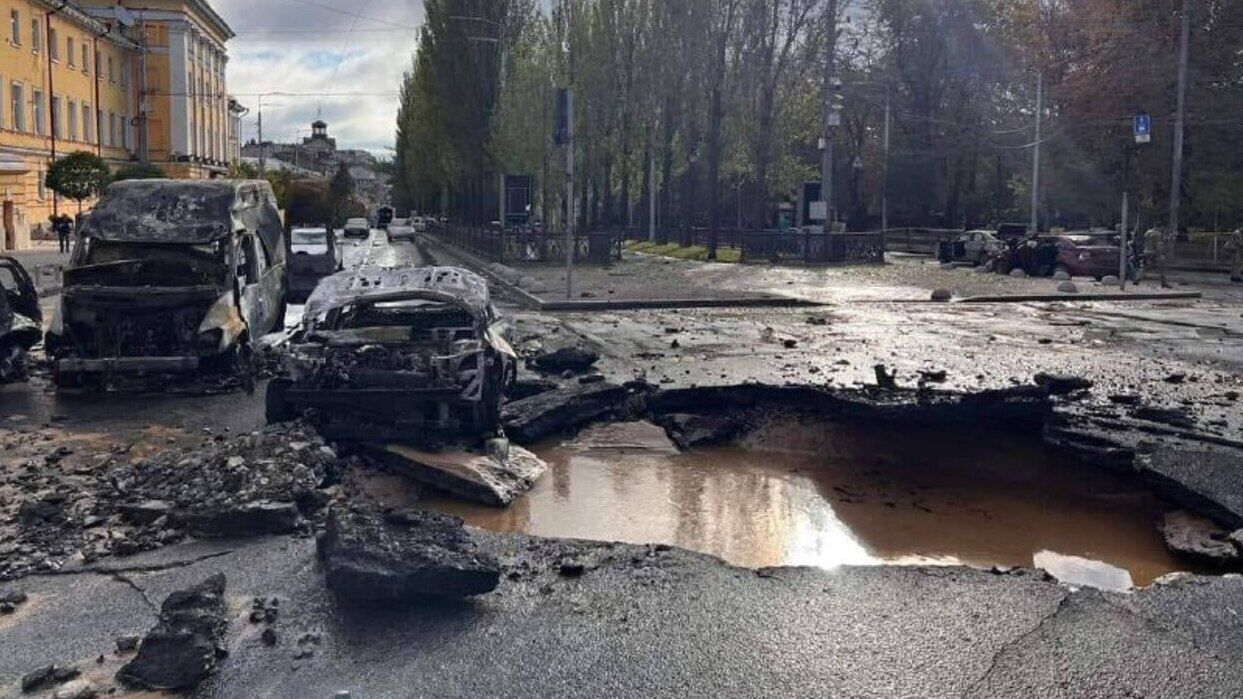 Удар по Києву 10 жовтня - Кличко показав уламок ракети після обстрілу центру столиці- 24 Канал