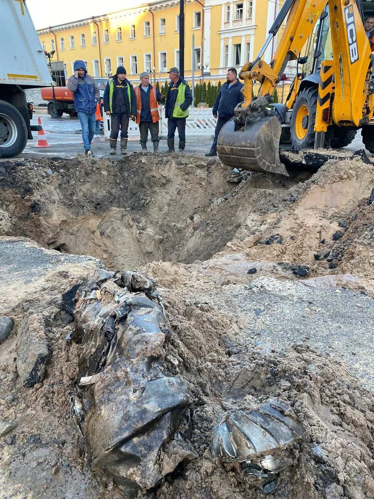 Кличко показал большой обломок ракеты, найденной после удара по центру Киева Кличко показал большой обломок ракеты, найденной после удара по центру Киева