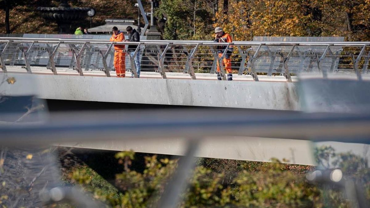 Кличко розповів про стан пішохідного мосту, який атакувала Росія: "Це символ нашої стійкості" Кличко розповів про стан пішохідного мосту, який атакувала Росія: "Це символ нашої стійкості"