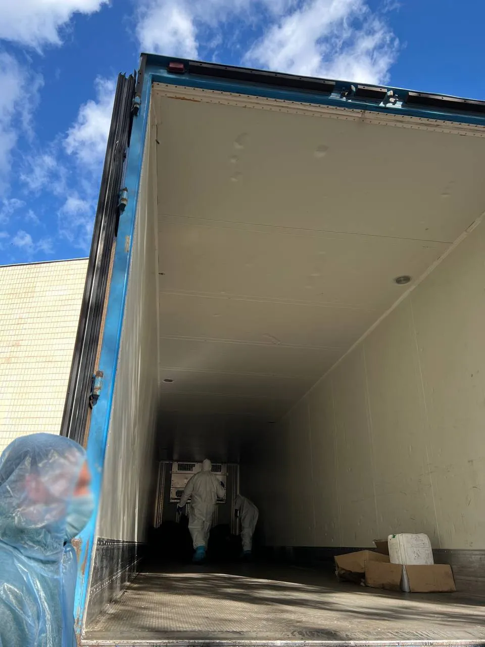 Тіла вбитих в Оленівці доставили в морг Тіла вбитих в Оленівці доставили в морг