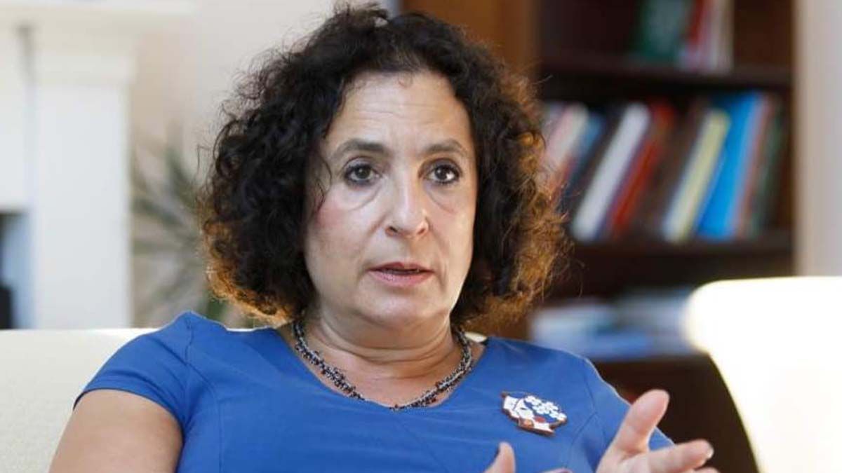 Пані посол Британії працює з ліхтариком Пані посол Британії працює з ліхтариком