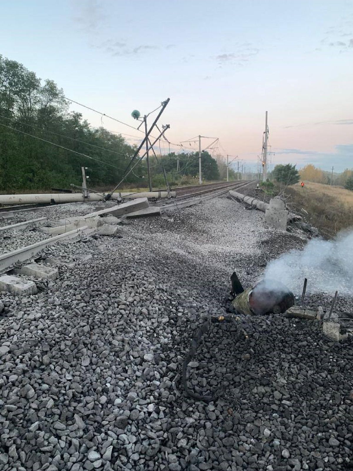 Бєлгород - як ракети окупантів впали на електролінії в районі залізниці