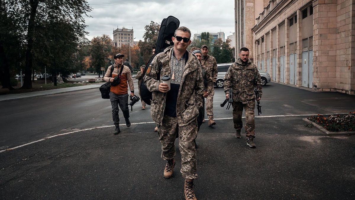 Коля Сєрга заспівав для жінки, якій відірвало ногу – щемливі фото з Куп'янська