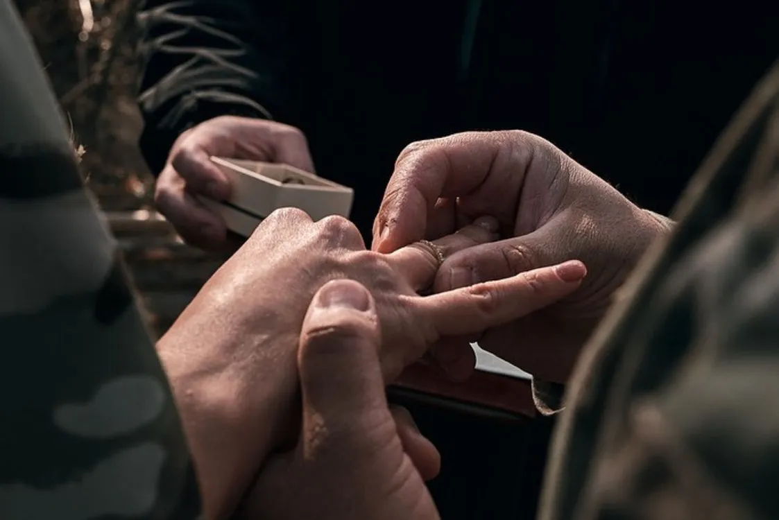 Снайперка Євгенія Емеральд вийшла заміж на передовій Снайперка Євгенія Емеральд вийшла заміж на передовій