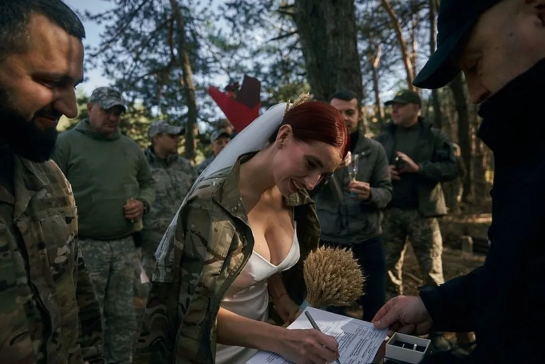 Снайперка Євгенія Емеральд вийшла заміж на передовій