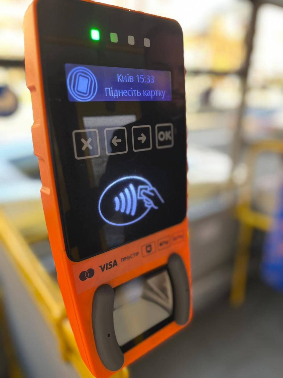 В Киеве в коммунальном транспорте можно рассчитываться картой В Киеве в коммунальном транспорте можно рассчитываться картой