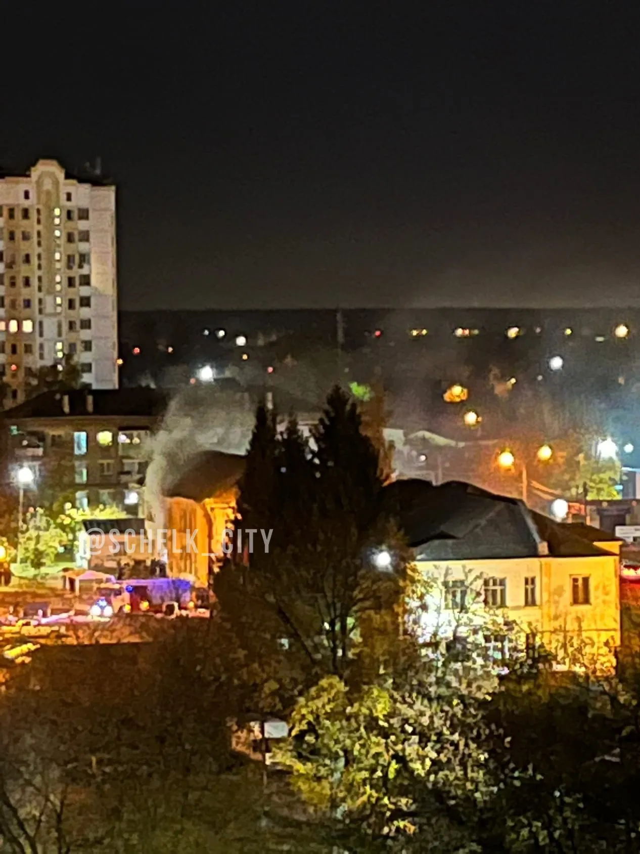 В результате атаки на щелкинский военкомат вспыхнул пожар В результате атаки на щелкинский военкомат вспыхнул пожар