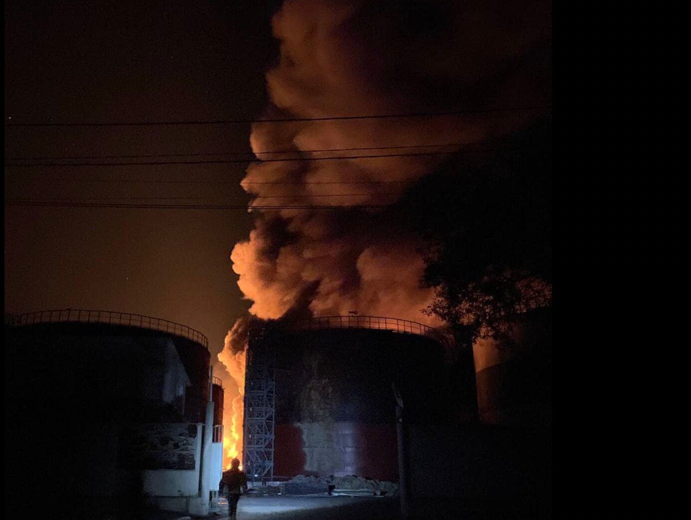 Атака Миколаєва дронами-камікадзе 16 жовтня - ворог влучив по промислових об'єктах Атака Миколаєва дронами-камікадзе 16 жовтня - ворог влучив по промислових об'єктах