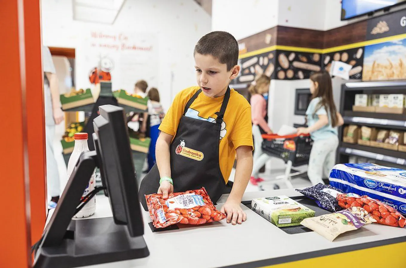 Діти відіграють роль персоналу та покупців у Biedronka Діти відіграють роль персоналу та покупців у Biedronka