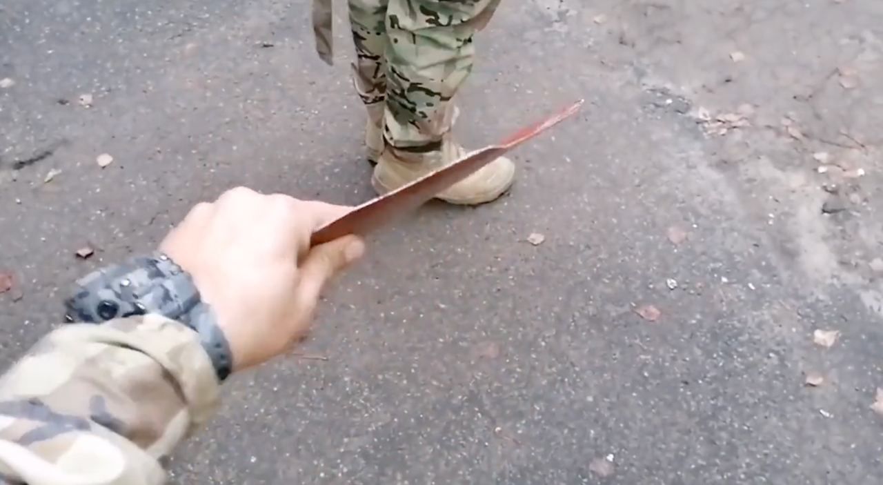 ЗСУ показали неякісні пластини з бронежилетів окупантів ЗСУ показали неякісні пластини з бронежилетів окупантів