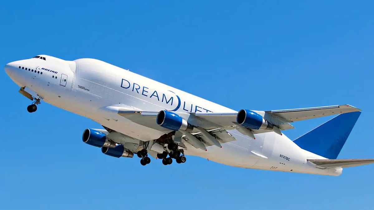 Boeing 747 Dreamlifter потерял колезо во время взлета и попал на видео - Техно